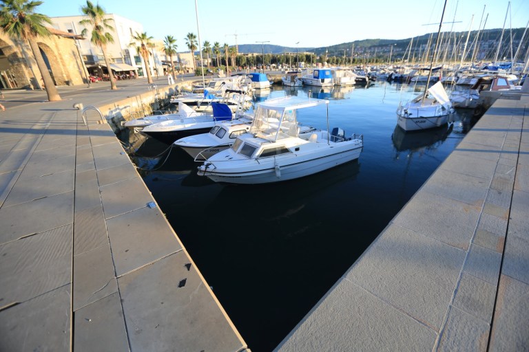 There's no trash or oil in this water.   Not real.