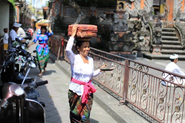 Carrying things of the head is so useful!